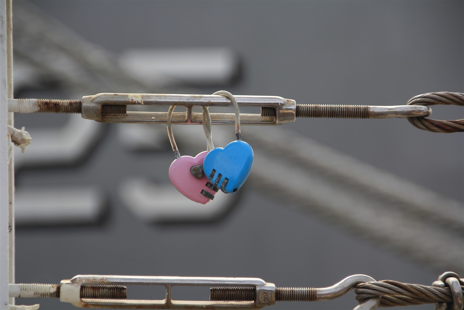 戀人們將刻有彼此姓名的鎖，鎖在碼頭柱鏈上，代表兩人的心將緊緊「鎖」在一起。