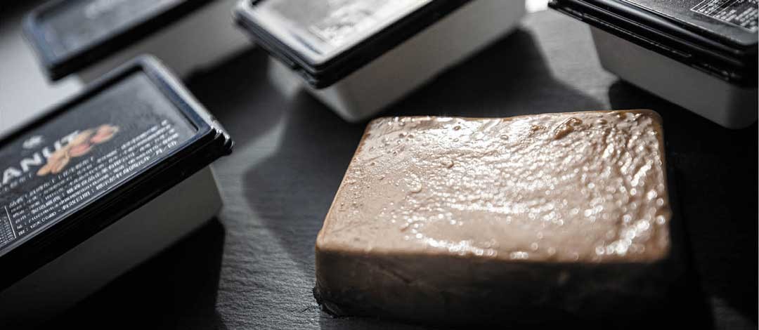 市面少見長方形容器盛裝的紅磚布丁，不僅滿足味蕾亦減少甜度攝取，兼顧健康養生。