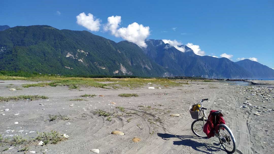 騎乘在山海曠野中，大地就掌握在我心。