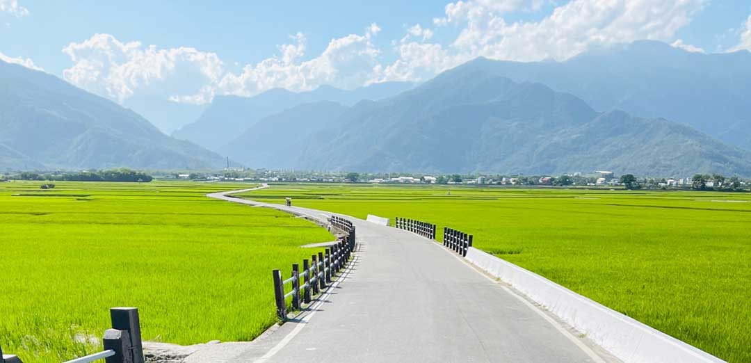 花東線，放眼望去盡是高山與藍天，是臺灣人的後花園。
