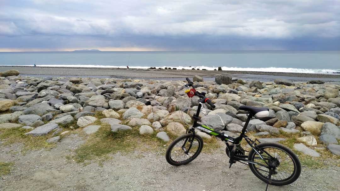 騎著單車到臺東海堤，遠方島嶼便是綠島。