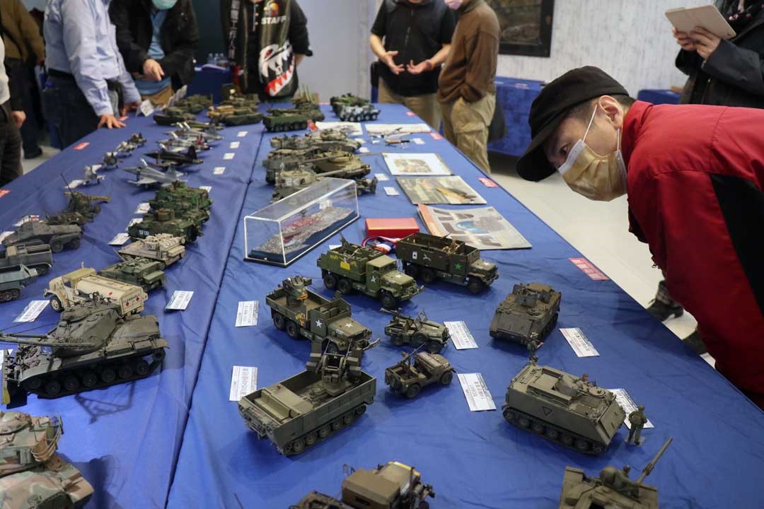 展場上陳列許多不同樣式和種類的戰車、軍用卡車、飛機等軍備武器模型。