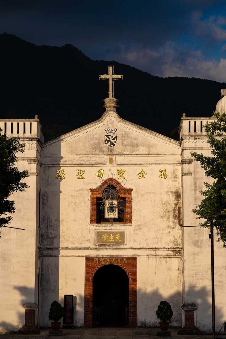 大武山下的萬金大教堂是臺灣最古老的教堂，更是天主教信仰在臺灣的發源地之一。