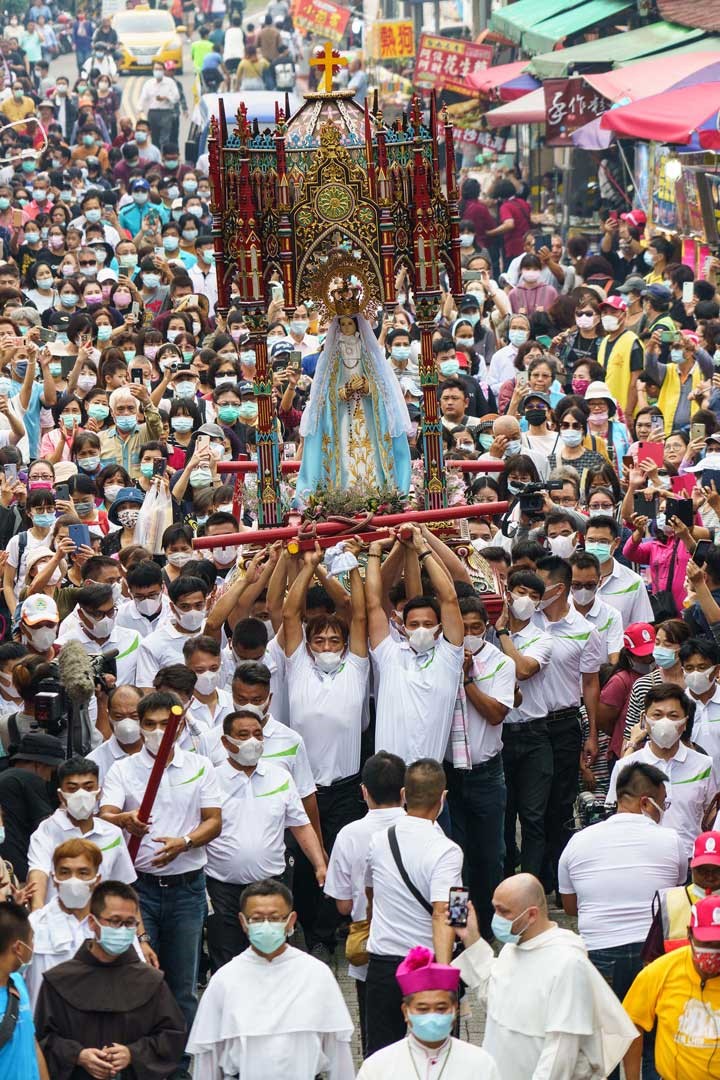 每年萬金大教堂的主保慶典，聖母出巡的景像是南臺灣最美麗與壯觀的宗教慶典。