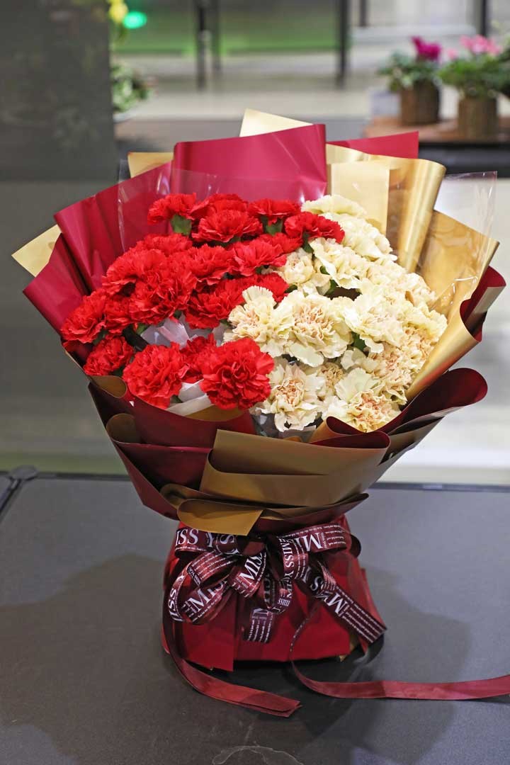 用美麗的康乃馨花束，傳遞對媽媽的溫馨感謝。