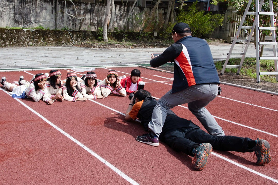 臺灣攝影家交流協會無償為偏鄉學童拍攝畢業紀念照片，並編輯成冊。