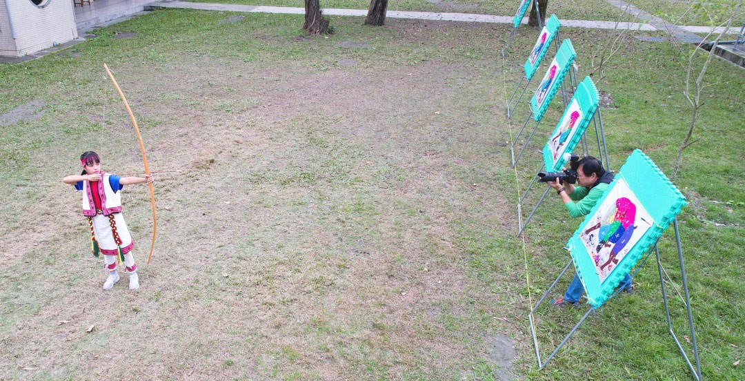 透過專業拍攝和精湛取景，為孩童留下校園學習、活動的天真活潑影像畫面。