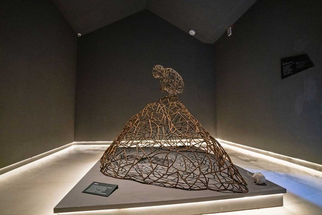 「靜」展區廳內的〈滇緬遺子〉藝術品，讓國人反思戰爭的殘酷。