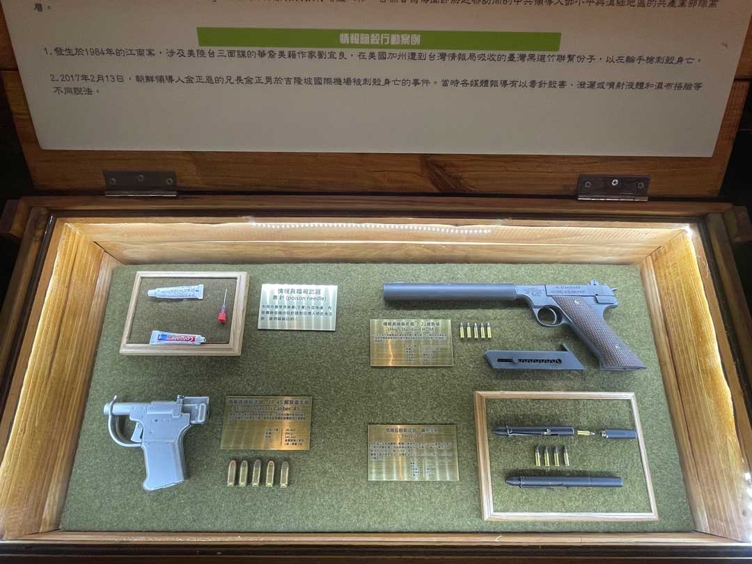 王根深四處蒐羅各種珍貴老文物，期為歷史留下見證。