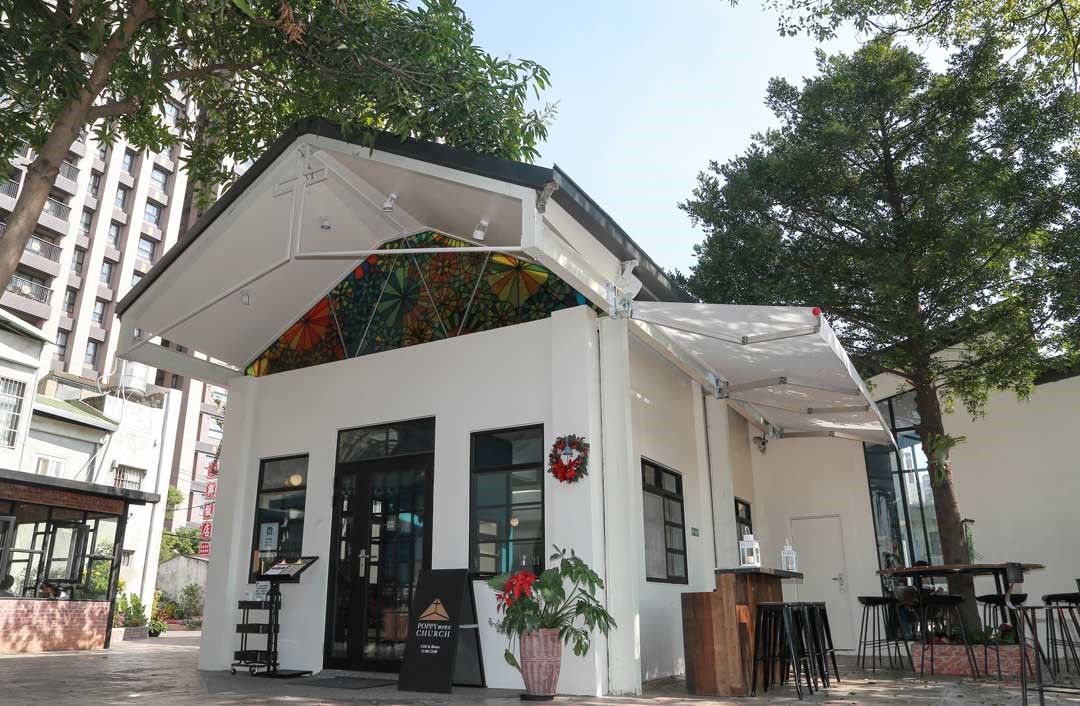 癮食聖堂是由舊教堂改建成的複合式餐酒館，部分餐點融合雲南與西式料理，別具特色。