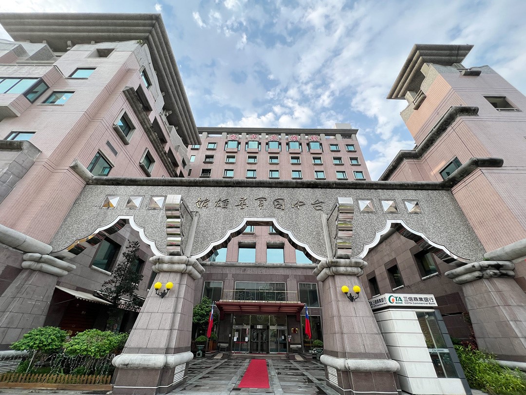 台中英雄館擁有南來北往交通便捷的地利之便，提供舒適的住宿環境。