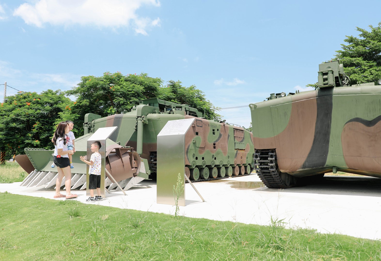 苗栗市「貓裏喵親子公園」陳展的LVTP5－E1登陸工兵車（左）及LVTP5－R1救濟車（右），提供民眾參觀和兼具全民國防教育意義。