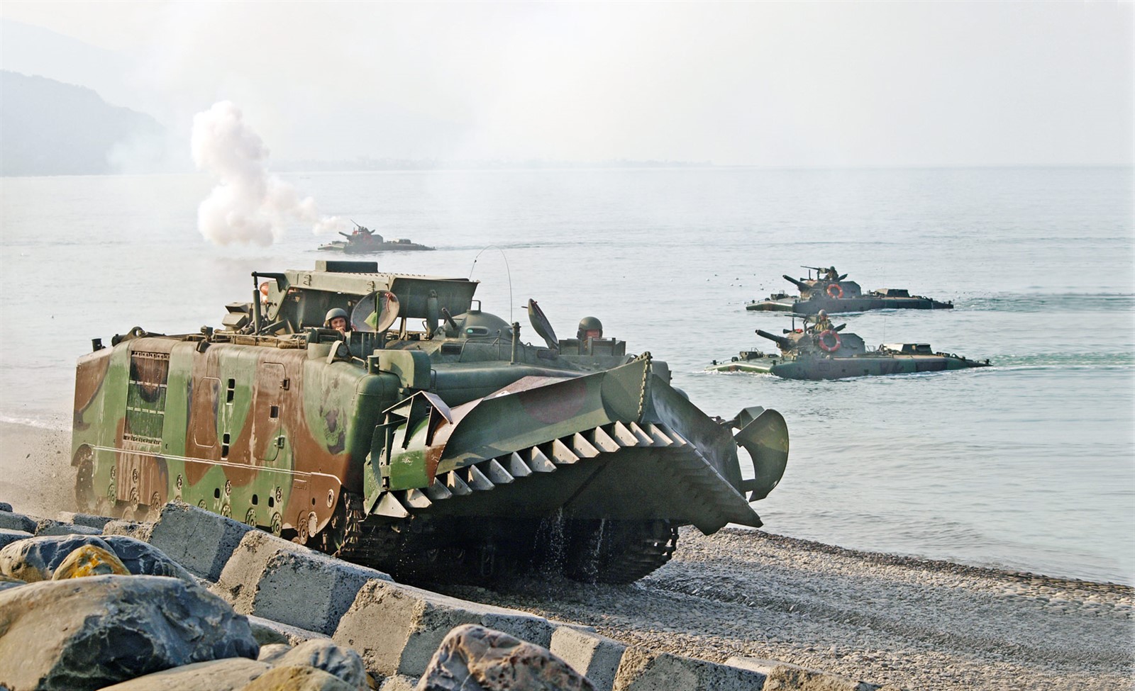 LVTP5－H6登陸砲車在水際火力掩護，LVTP5－E1登陸工兵車(左)執行灘岸掃雷作業。