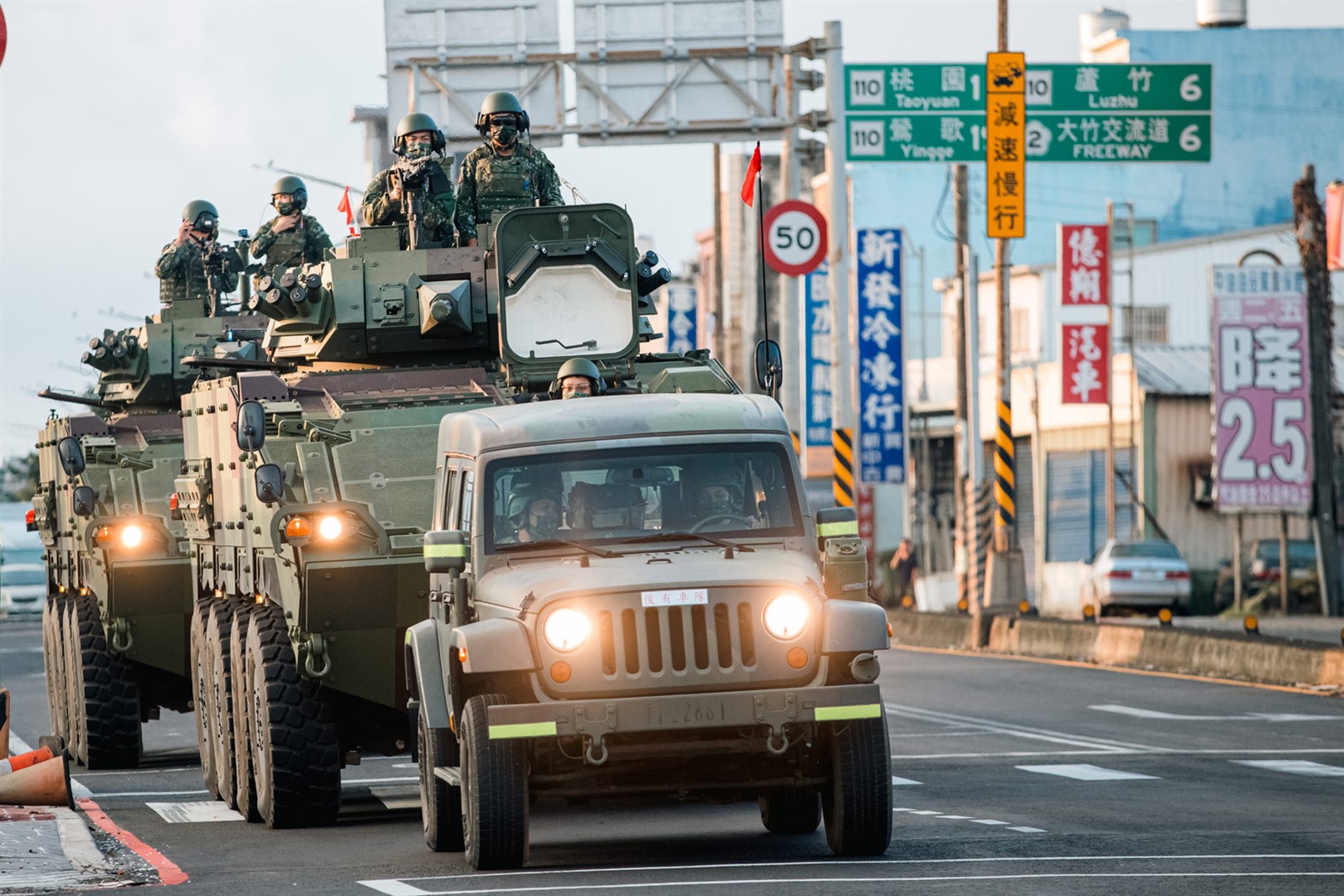 車隊疾馳而過的「轟隆聲」，彰顯國軍捍衛家園的決心與意志。
