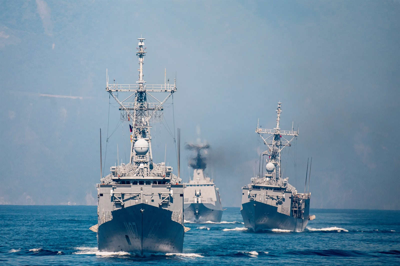 海上實兵操演展現強大的作戰能力，圖為成功級實施縱隊航行。