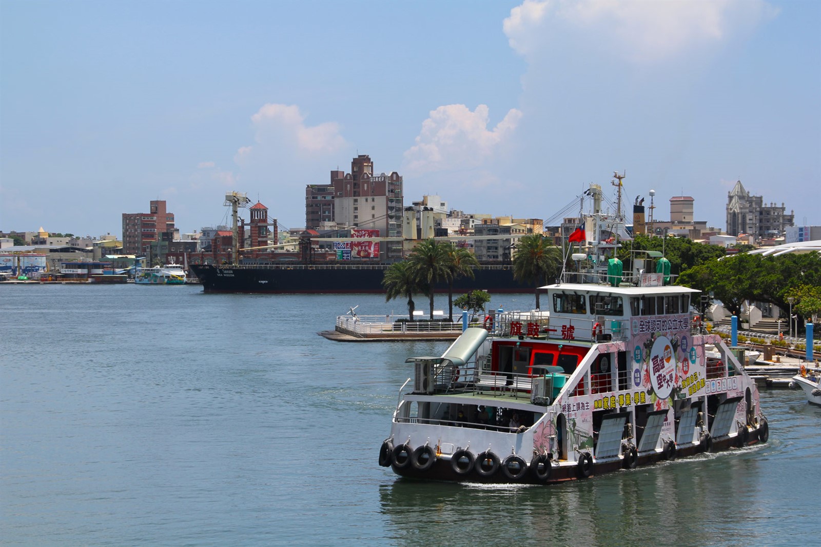 遊客可至鼓山渡船頭搭乘渡船前往旗津，踩水玩沙，品嚐美味的海鮮佳餚。