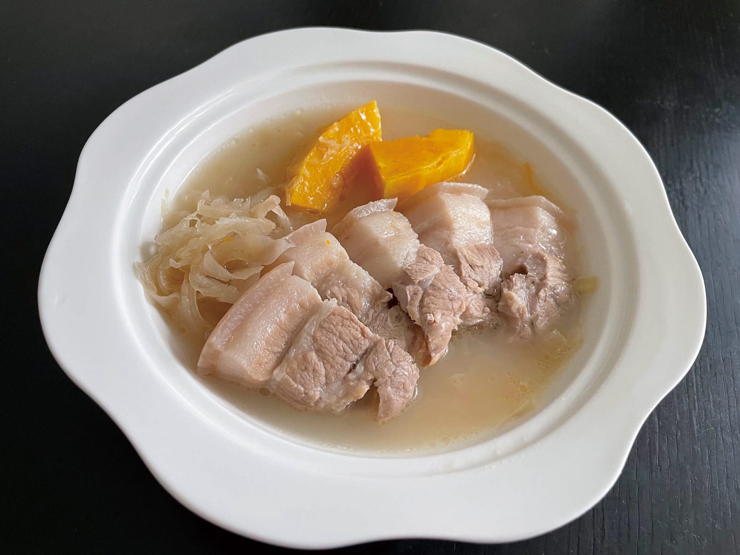 南瓜高麗菜豬肉燉湯。