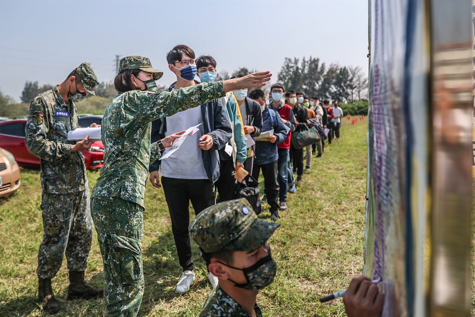 「當兵」不僅挑戰自我蛻變成「男人」的男性，更是一件報國衛民的壯舉。