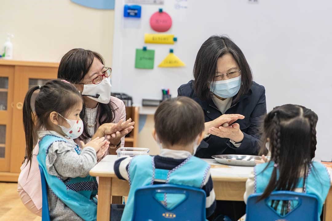 總統蔡英文訪視國防部大直非營利幼兒園，實際了解教育環境與執行現況。