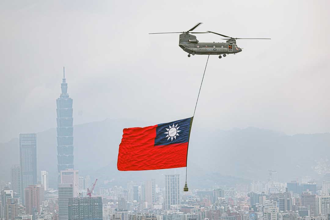 陸軍CH-47SD運輸直升機吊掛的巨幅國旗平穩通過大臺北上空。