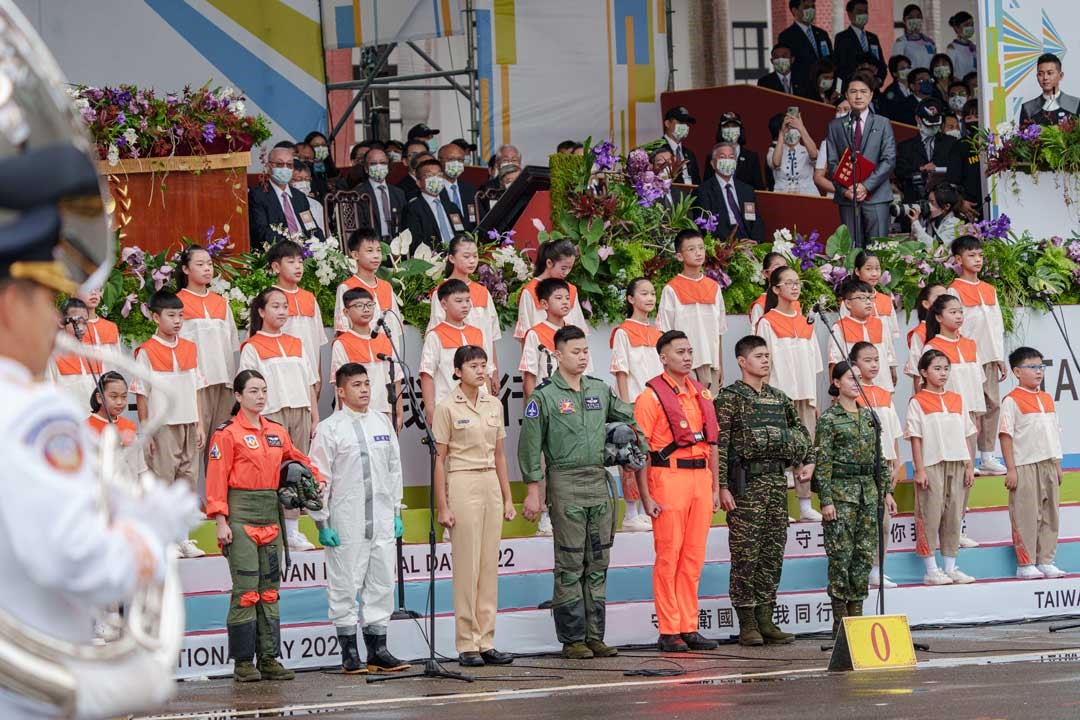 今年國慶大會特別以「異地同時」方式，由總統府前廣場、東引地區，以及左營塔江軍艦三地同步齊唱國歌。