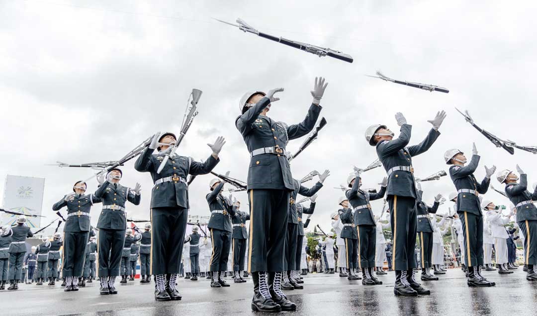 三軍樂儀隊以多層次的「原地間槍法」驚豔全場，展現嚴格扎實的訓練成果。