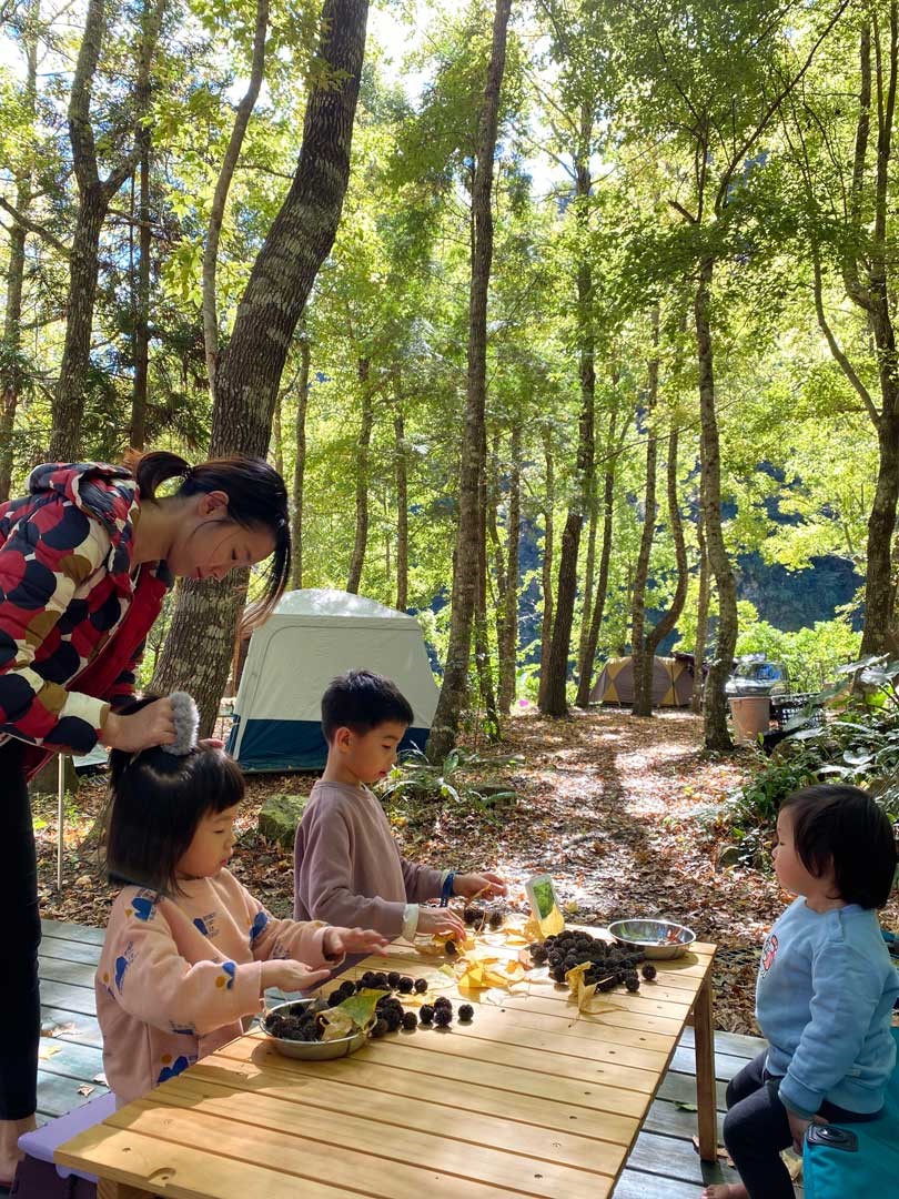 山林中開心玩樂，享受屬於家庭的幸福時光。