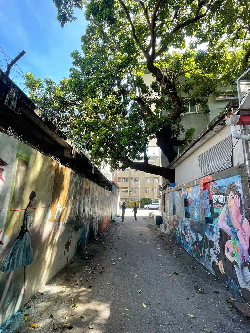 臺東館館外Q版官兵卡通圖樣及彩繪小巷，吸引旅客拍照留念。