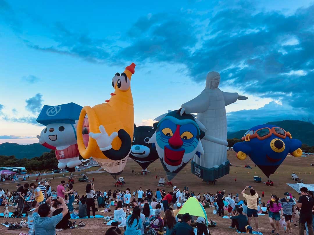 熱氣球嘉年華為臺東天空帶來美麗繽紛的色彩，也吸引大批遊客前往參與。