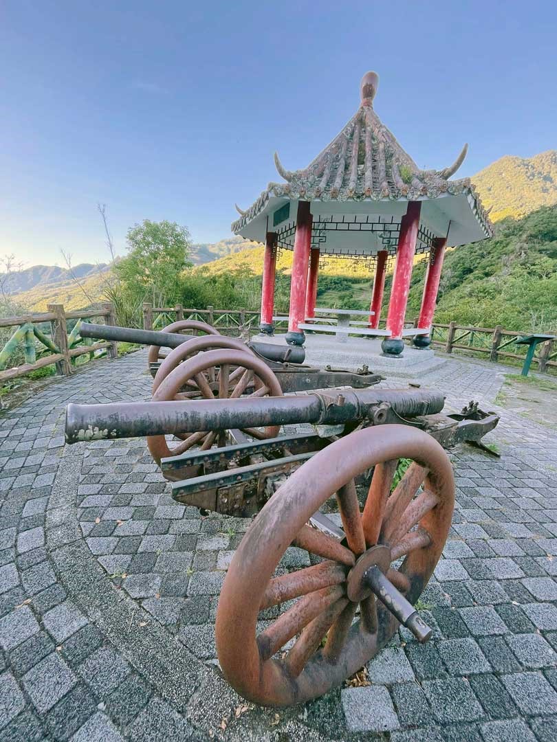 霧鹿砲台擺放兩座百年俄製砲台，為當年布農族保衛家園的抗日史蹟留下見證。