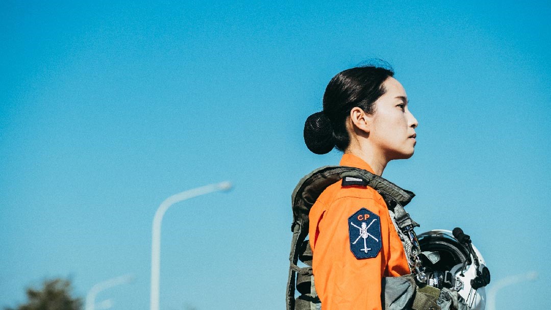 〈像天空一樣〉音樂影片除聚焦空軍健兒捍衛領空英姿，也透過鏡頭直擊三軍女飛官守護家園的身影，讓世界看見國軍捍衛國安的意志與自信。