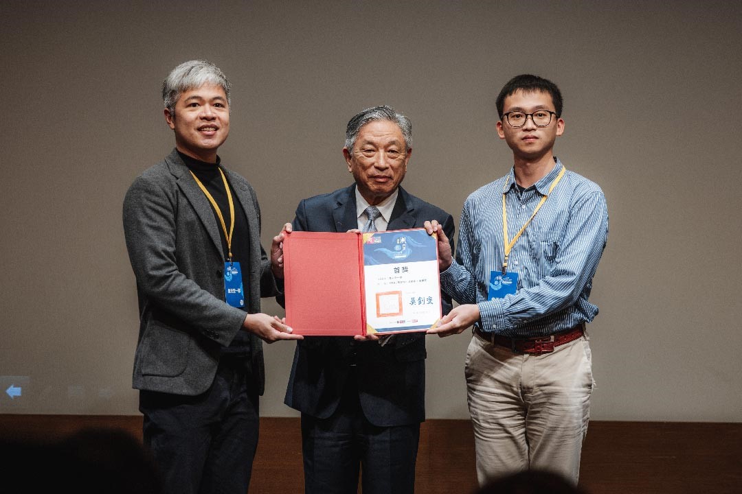 軍聞社陳軍均（圖左）與呂尚俞（圖右）參加外交部「第八屆全民潮台灣」短片競賽榮獲「首獎」。