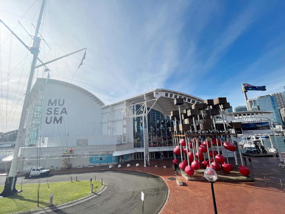澳洲國家海事博物館建築外觀上MU-SEA-UM，巧妙地把此館主題融入其中。