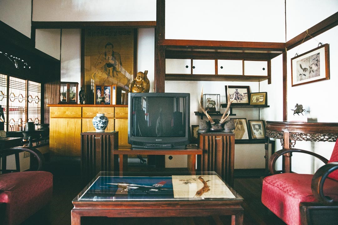 井然有序的客廳家具擺設。