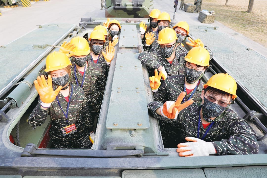 「兩棲勇士戰鬥營」學子近距離接觸國防，親身見證官兵戮力戰訓成果。