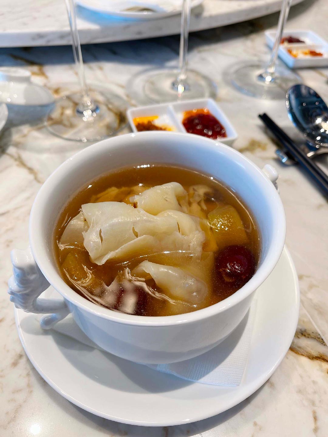 花膠、竹笙老火煲湯