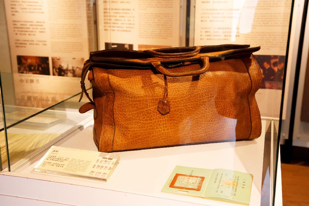 透過館內展覽的公事包等文物，了解孫運璿在臺灣不同時期的情況。