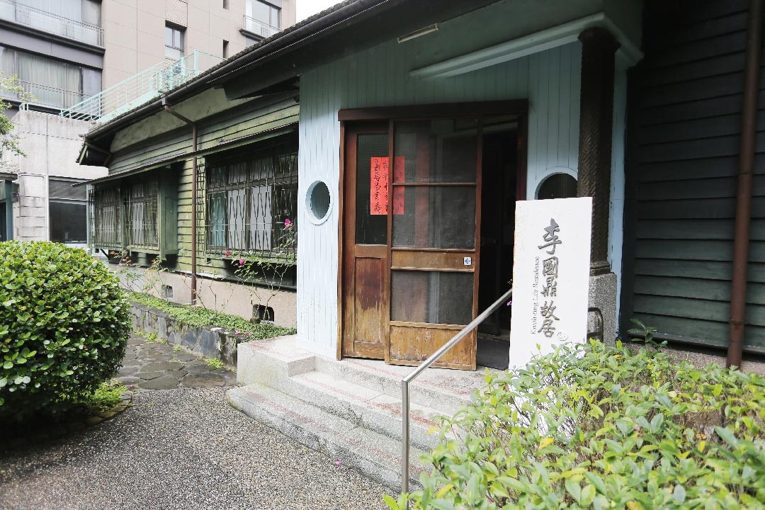 故居側拉式的木門，在現今水泥建築中，更顯古色古香。