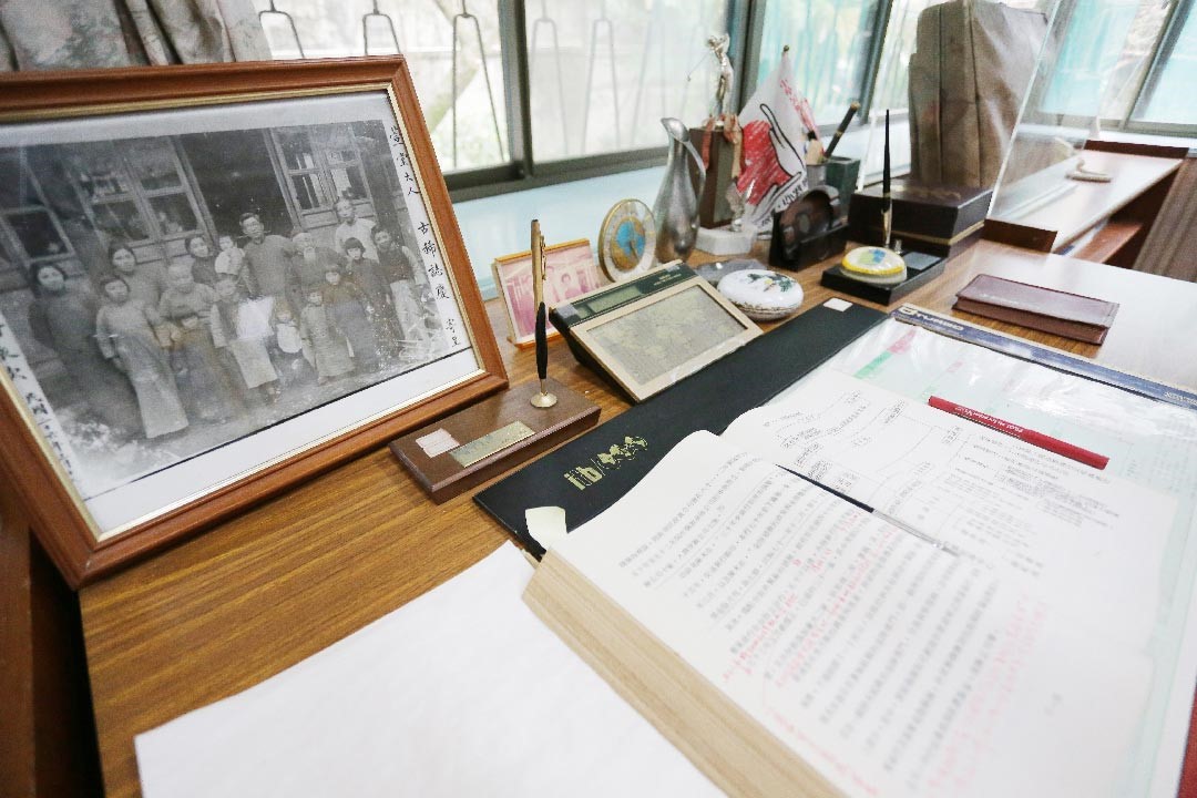 書房內書桌上的書頁可見字跡工整的註解。