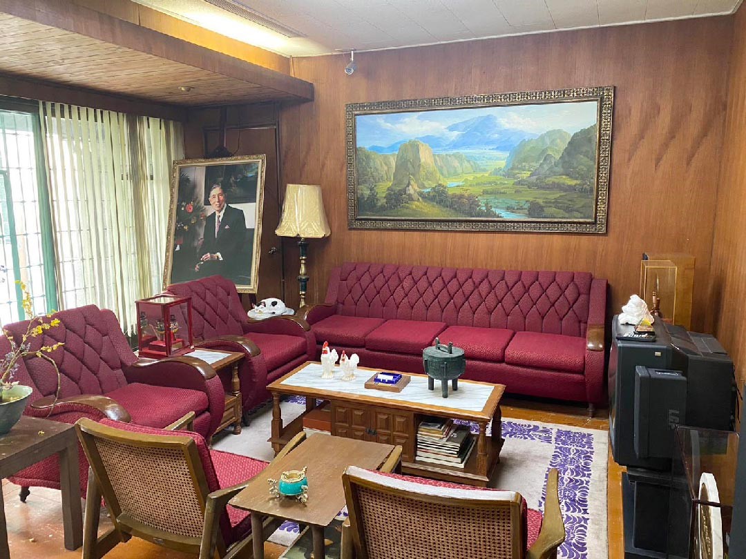 氣派寬敞的客廳，桌上的古鼎是李國鼎設計的保溫容器，可裝盛紅酒饗客。