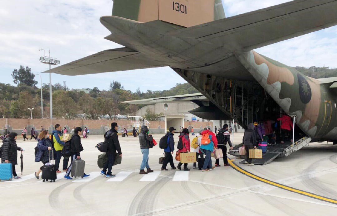 空運大隊C-130H運輸機支援春節疏運，讓軍民順利返鄉過節。