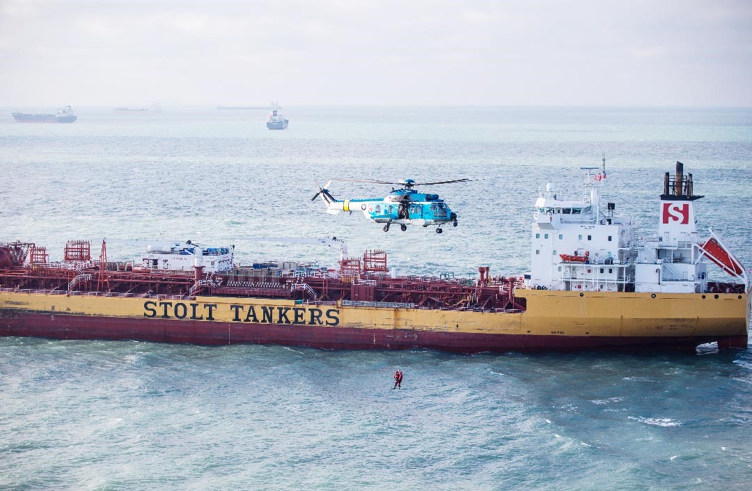 救護隊進行傷患吊掛演練。