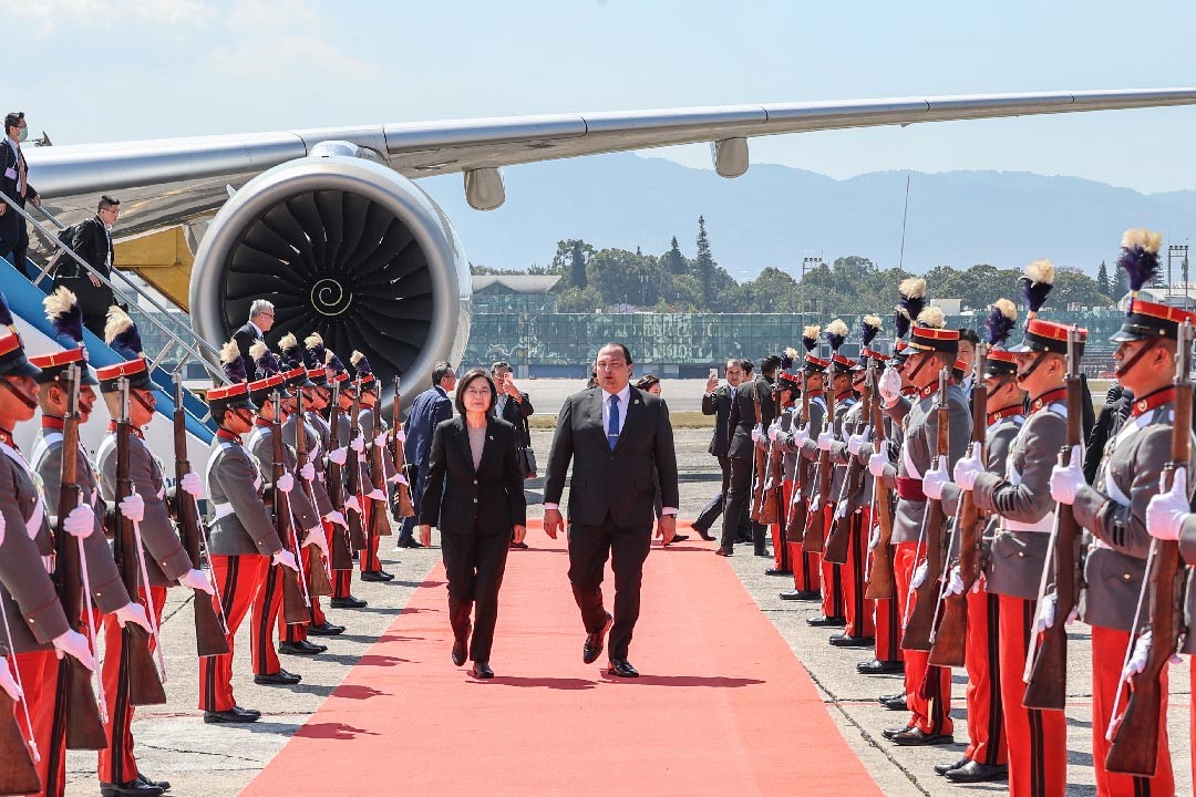 瓜國外交部長步卡羅於機梯前親迎，並陪同蔡總統接受禮兵致敬。