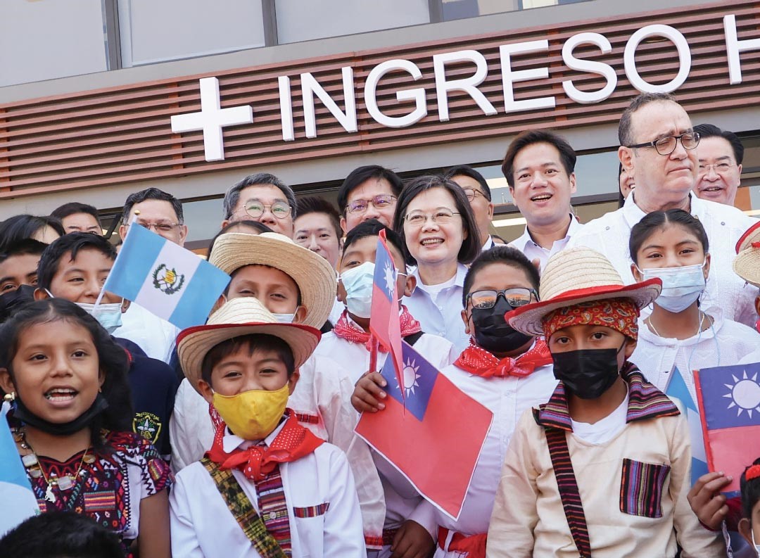 蔡總統在瓜國總統賈麥岱陪同下，參訪齊瑪德南戈醫院暨贈交儀式，並與當地孩童合影。