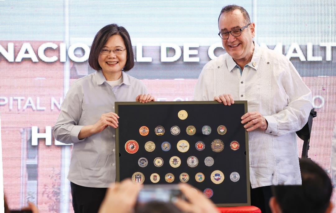 蔡總統贈交賈麥岱總統齊瑪德南戈國防部套裝紀念幣，象徵儀式完成。