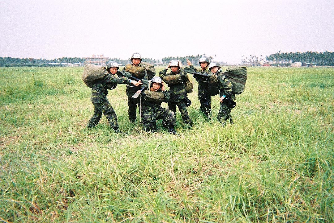 沈恩民(右三)與同梯弟兄在潮洲空降場，成功著陸，完成一次空跳訓練。