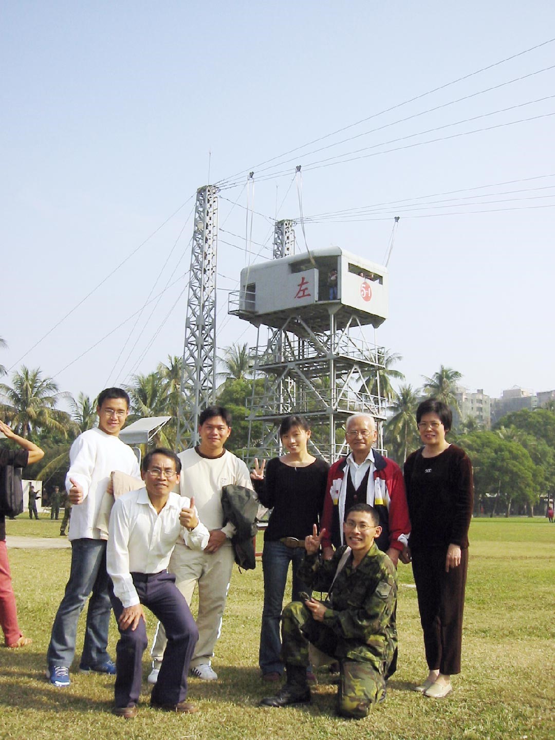 沈恩民(前排右)於民國93年接受傘訓，適逢春節懇親會，家人特地南下大武營參訪。