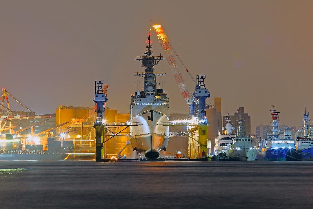 中信造船集團樂於分享經驗，攜手同業支持國防建設。圖為海軍基隆級軍艦委商該集團修整實況。