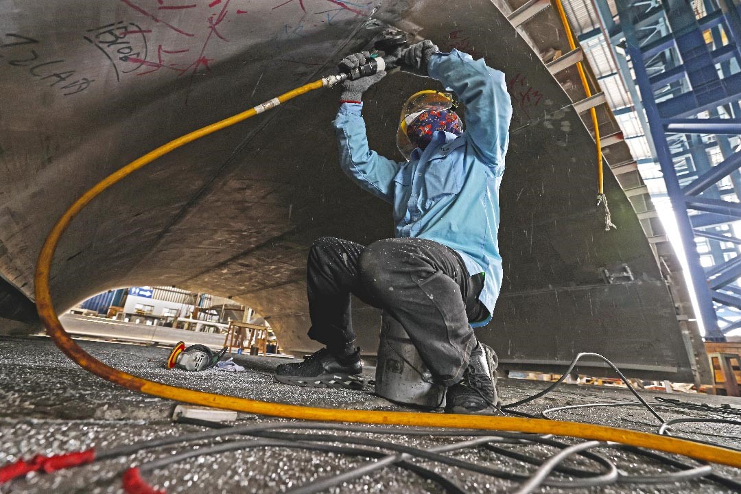 從金屬板件組合成為船段，需要經過老師傅不斷精心焊接打磨。