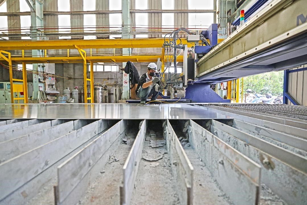 從造船最初期的金屬原料切割放樣開始，中信造船集團專業精神一絲不苟。